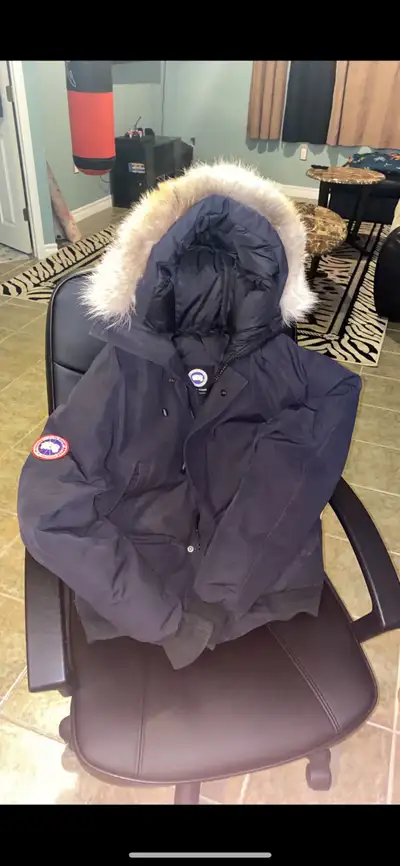Stats: 100% authentic Canada Goose Arctic Bomber Size M Men’s 9/10 Condition Perfect for winter 2k25...