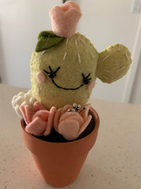Cactus en feutre décoratif dans un mini pot en terre cuite
