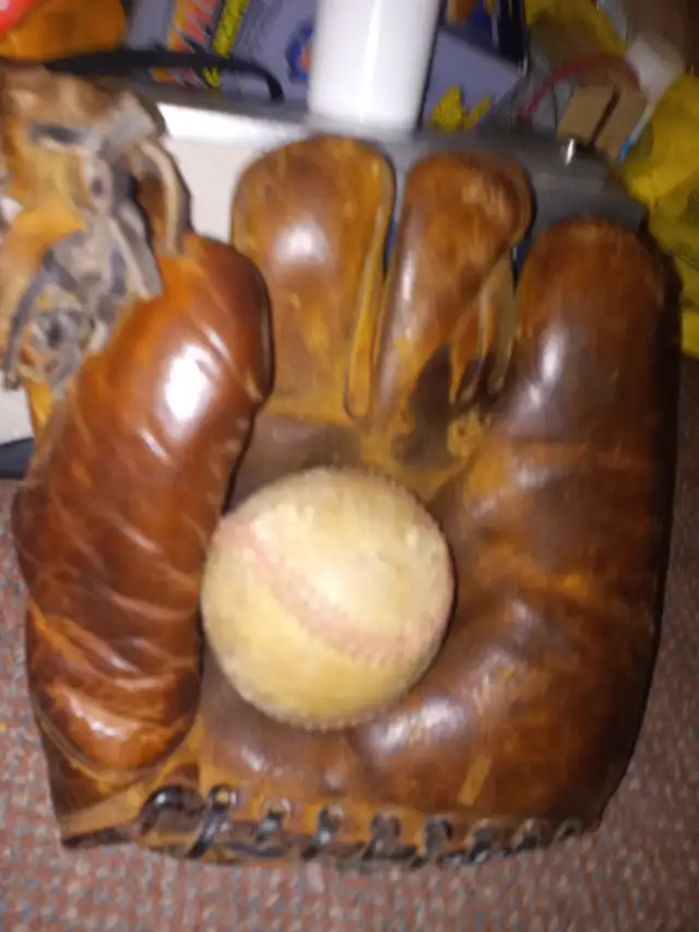 ANTIQUE BASEBALL GLOVE in Arts & Collectibles in Chatham-Kent - Image 3