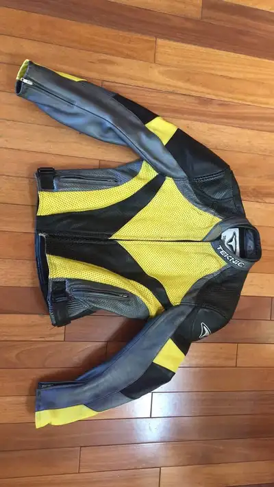 Good condition I’m normally a large but fit in it tightly