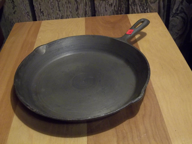 Poêle 10" en fonte TAIWAN  No 8 dans Vaisselle et articles de cuisine  à Trois-Rivières
