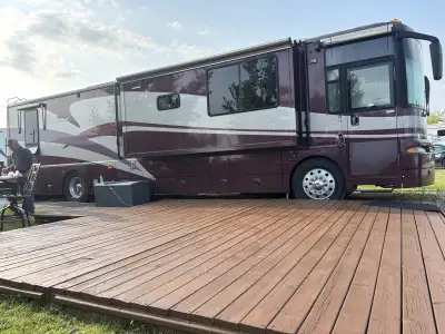 Explore the open road in this 2005 Winnebago Ultra, a luxurious and well-maintained motorhome ready...