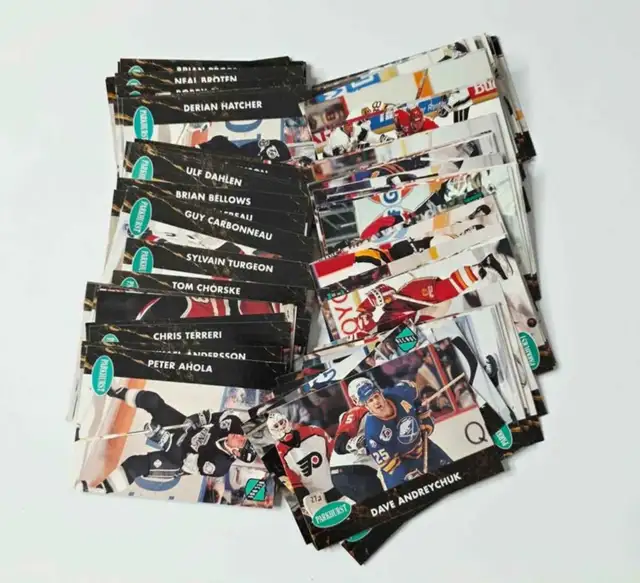 Vintage 1990s Hockey Cards in Arts & Collectibles in Oshawa / Durham Region - Image 2