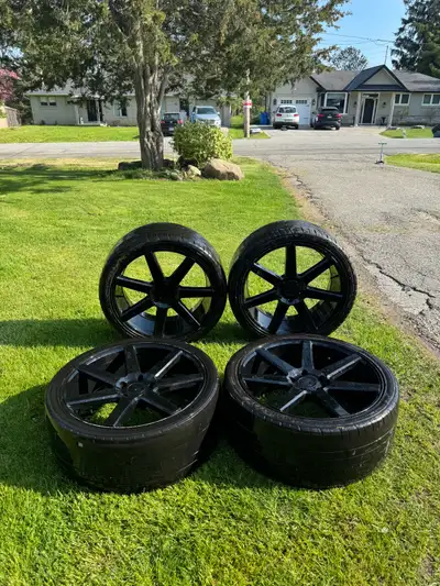 * 22-inch wheel * 5-lug pattern 22” Niche black rims 5- Bolt Pattern is 5x130mmm. Good condition nee...