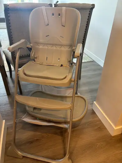 Only asking for $20. —— This is a Graco baby high chair that's perfect for meal times, featuring adj...