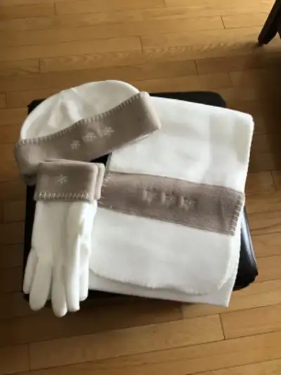 Ensemble ,de bonnet, gant, foulard,neuf, jamais été porté, View more