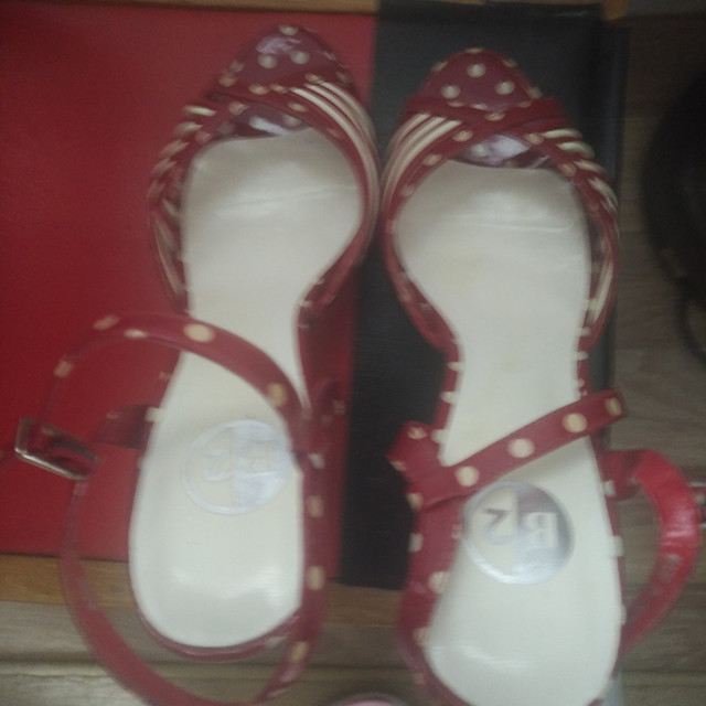 Browns B-2 Shoes Sandles Heels Pokadot Red Chaussures Souliers dans Femmes - Chaussures  à Ville de Montréal - Image 3