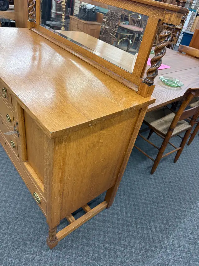 Nice solid oak sideboard in Hutches & Display Cabinets in Edmonton - Image 6