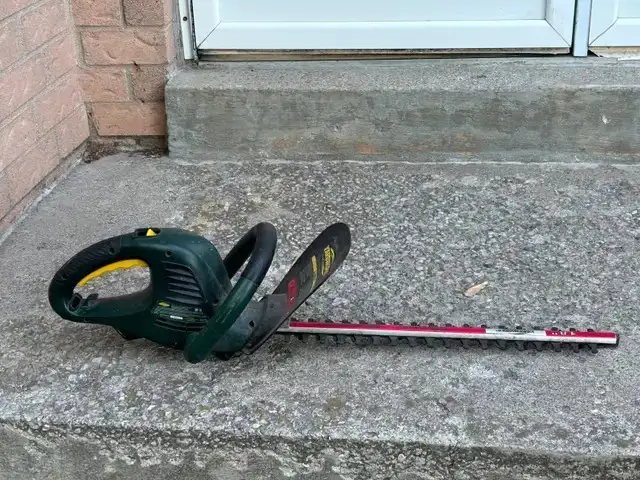 Yardworks Brand 18" Electric Hedge Clipper in Lawnmowers & Leaf Blowers in Mississauga / Peel Region - Image 2
