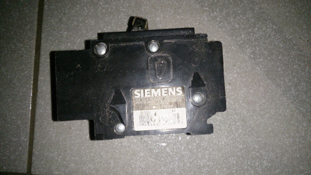 6 Siemens 15 amp circuit breakers, used, bolt on type. $20 all. in Electrical in Markham / York Region - Image 2