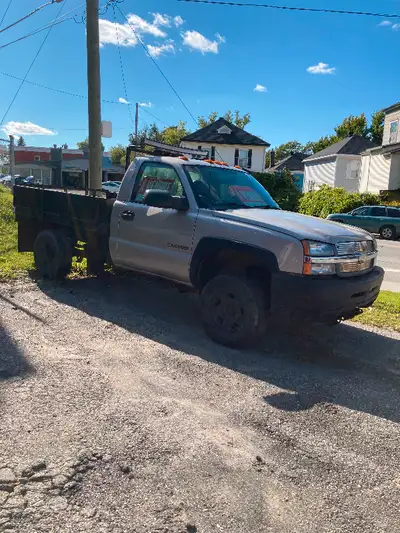 camion est un Chevrolet Silverado 2500 automatique moteur 6 litre Vortec au gaz 126000 milles. 4X4 p...