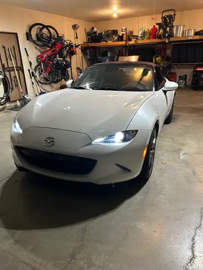 MX5 GT 2019, 43620 km, blanc toit rouge (très rare ) moteur 184 hp, automatique,cuir, comme neuf, pn...