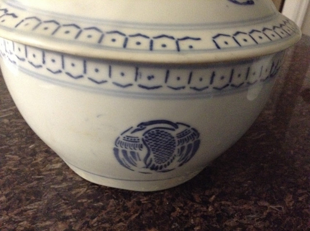 Chinese clay blue white bowl with covered lid dans Art et objets de collection  à Région d’Oshawa/Durham - Image 2