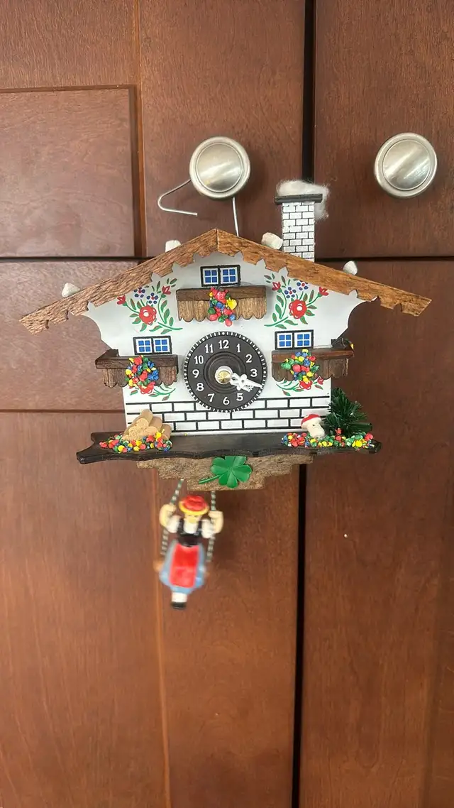 German Chalet swinging girl pendulum clock in Other in Oshawa / Durham Region - Image 2