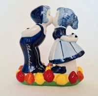Delft blue kissing couple figurine with tulips