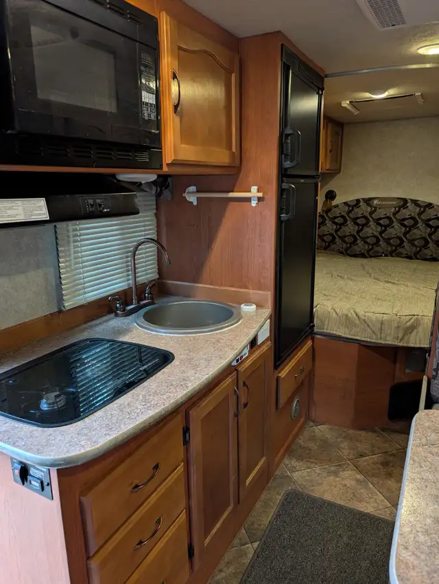 2012 Ford Adventurer 23' motorhome with 350 hp, very clean! in RVs & Motorhomes in Nelson - Image 4