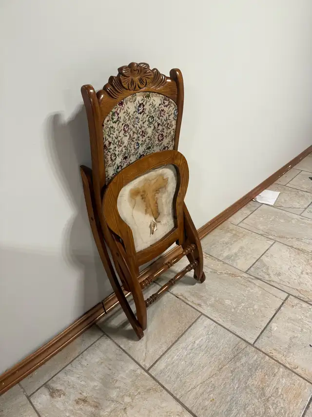 Chaise Berçante Antique in Chairs & Recliners in Ottawa - Image 5