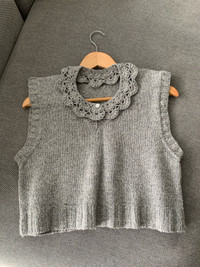 Knitted vest with removable collar
