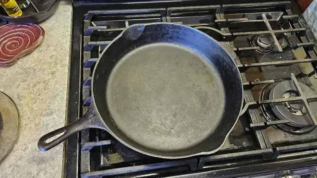 vintage wagner ware #12 large 14" cast iron skillet in Kitchen & Dining Wares in Edmonton - Image 3