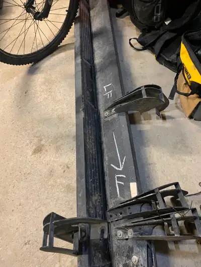 2024 running boards off a sierra 1500, driver side ok, passenger side needs new brackets.