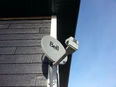 21" BELL HD SATELLITE TV DISH KIT COMPLETE WITH DPP QUAD. THE BUILT IN SWITCH HITS BOTH SATELLITES 8...