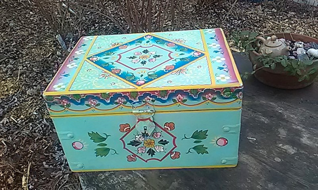 folk art wooden box , hand painted on wood in Arts & Collectibles in Trenton - Image 2