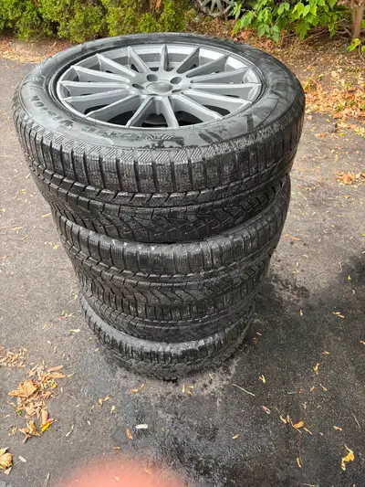 2025 Audi Q7 255/55R/19 tires and rims for sale. $1600.