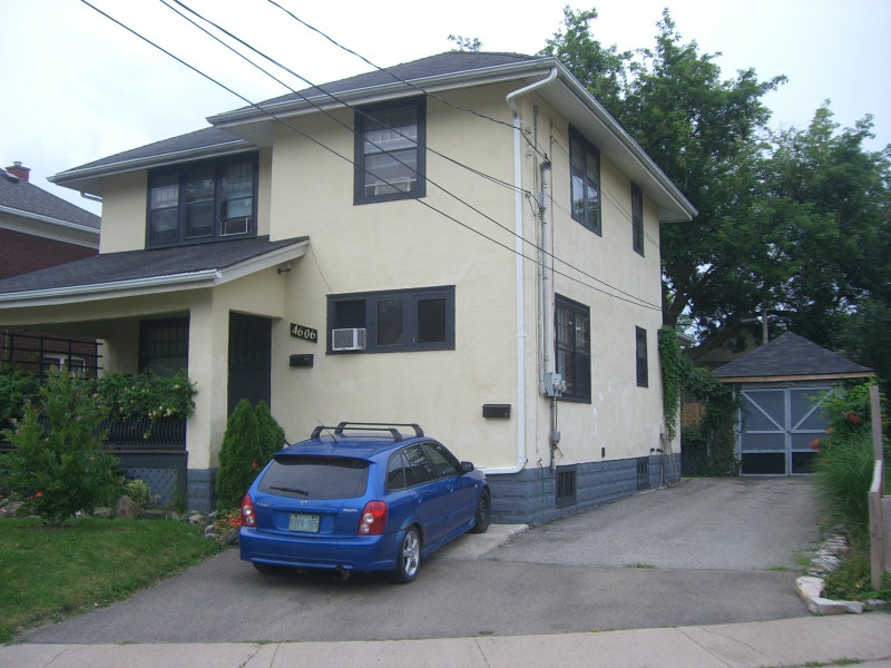 Large bedroom in Downtown Niagara Falls (All inclusive)= Aug 5th Room