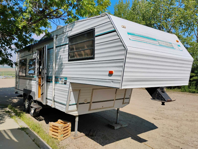 5th Wheel Camping Trailer  in Travel Trailers & Campers in Lethbridge