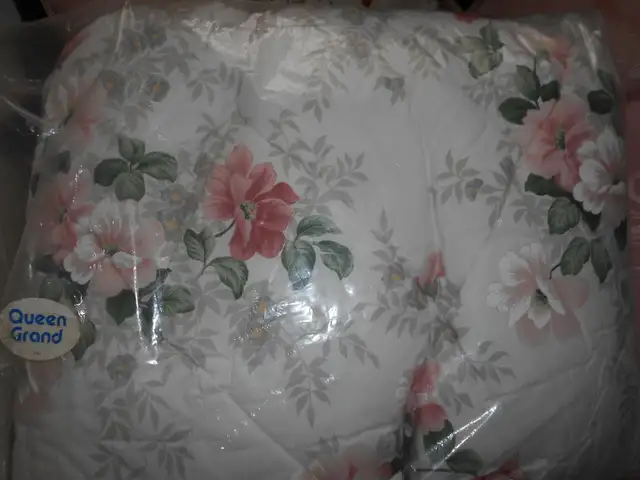 Springmaid queen comforters in Bedding in Mississauga / Peel Region - Image 5