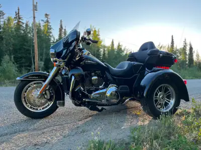 2016 Harley Davidson Tri Glide Ultra, mint shape.new trailer hitch ,fort nine exhast , top trunk and...