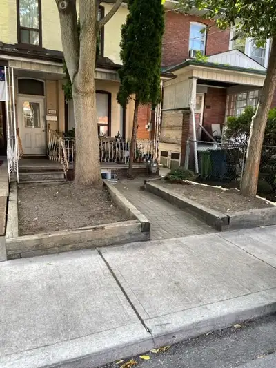 2 Bed Room Main Floor Apt - Near Subway and Street Car