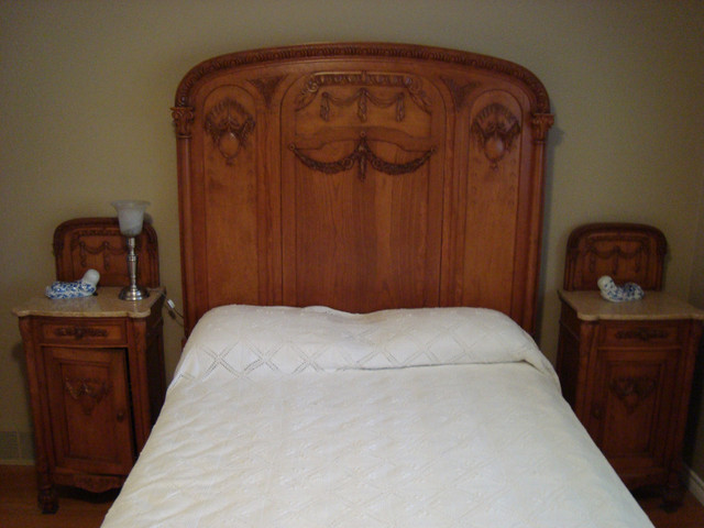 5 Piece Antique Bedroom Set in Dressers & Wardrobes in Hamilton
