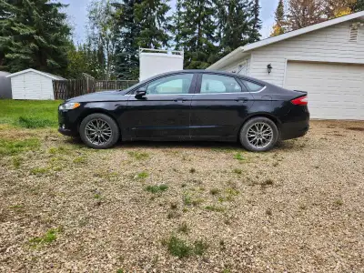 2015 Ford Fusion SE AWD 2L 4 cylinder 231 hp, single owner, no accidents. Comes with a set of winter...
