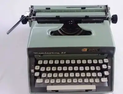 Vintage Remington 11 typewriter. Typewriter is in good visable condition. May need ribbon and light...