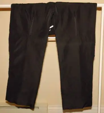 PANTALON DE MOTO 3 SAISONS IXON (NEUF). LONGUEUR AJUSTABLE. GRANDEUR 3XL OU 38. VRAIMENT NEUF. (JE S...