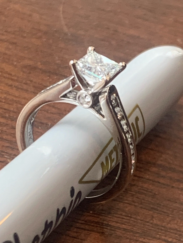 Diamond engagement ring for sale.  dans Bijoux et montres  à Saint-Albert - Image 2