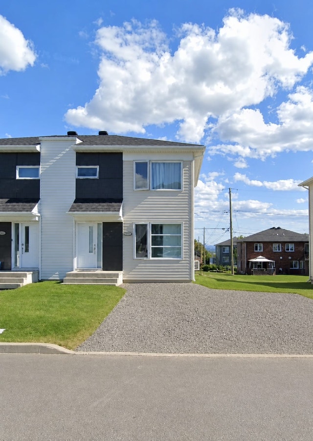 Maison à Louer 4 chambres – Val-Bélair – 2 550 $/mois — photo 1