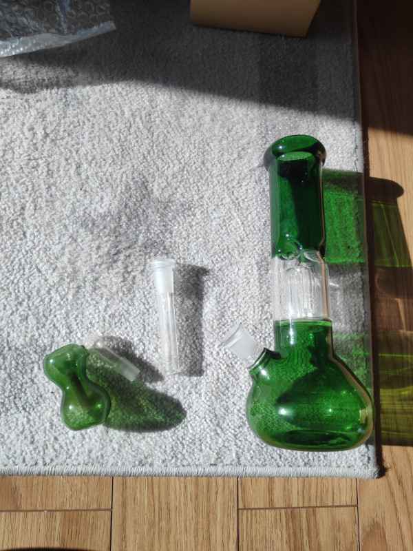 Glass Water Pipe - Green in Other in Mississauga / Peel Region