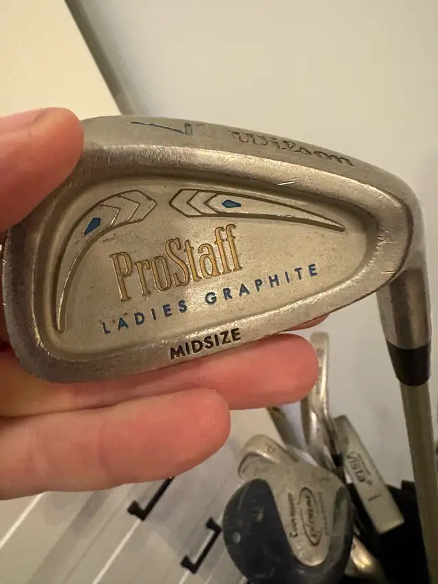 women’s right handed golf clubs and bag  in Golf in Guelph - Image 7