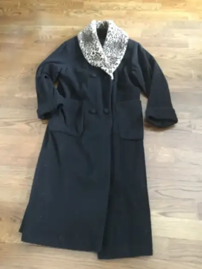 Black Wool coat with faux leopard collar. Size 8 petite Asking $20