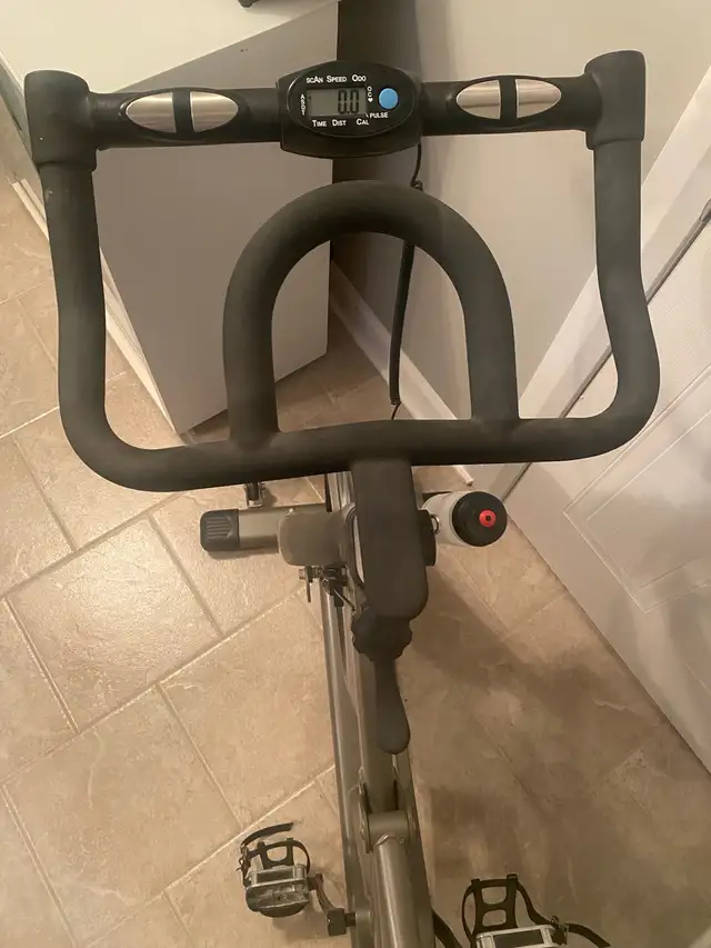 vélo stationnaire  in Exercise Equipment in Longueuil / South Shore - Image 8