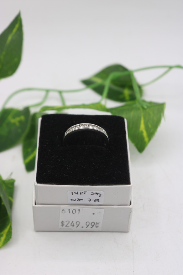 14KT White Gold Wedding Band w/ Diamonds, 2,3g, 0.25CT (#6101) in Jewellery & Watches in City of Halifax