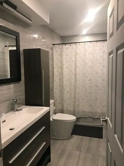 HOMMES SEULEMENT Une chambre meublé au deuxième étage d'un triplex tranquille. Chambre pour une pers...