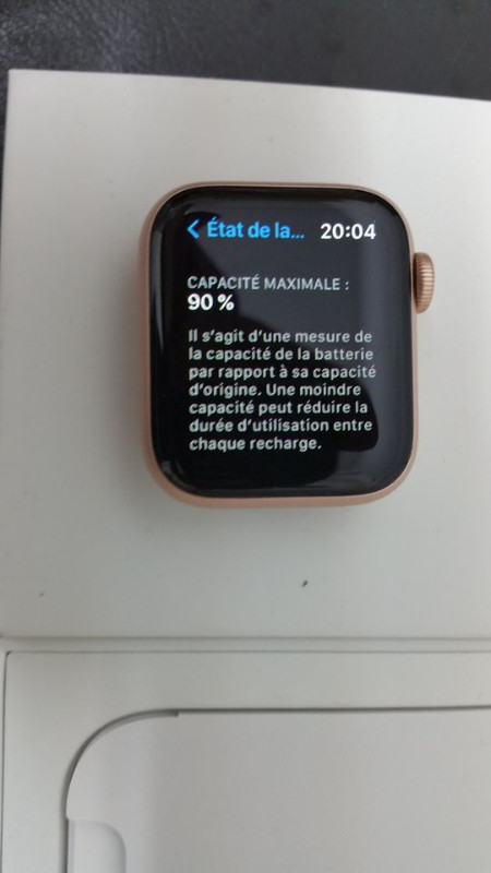 Apple Watch Series 4 40 mm (GPS)  aluminium doré bracelet sport dans Bijoux et montres  à Ville de Montréal - Image 3