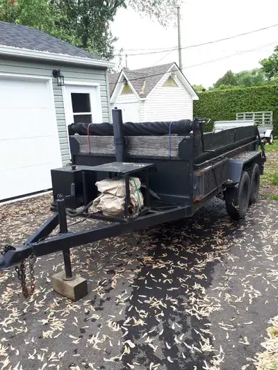 Cette remorque à benne basculante robuste est dotéed'une configuration à double essieu tandem pour u...