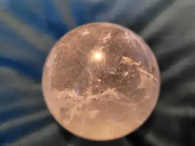 3 pierres véritables : 2 crânes de Quartz clair et 1 boule de Quartz dit laiteux. Tous 3 sont en exc...