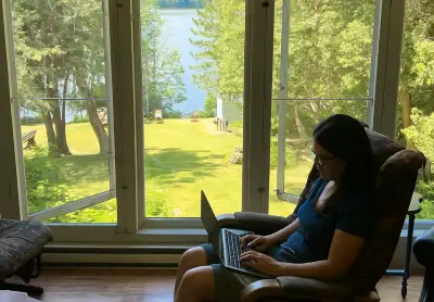 Work remotely from the lake, kayak and swim or golf at a nearby course. Cottage on Lake Massawippi h...
