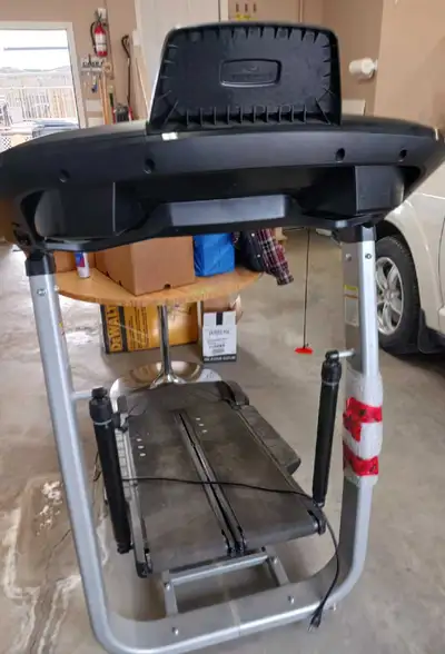 Elevate your home fitness routine with this pre-owned Bowflex TreadClimber TC100, designed to provid...