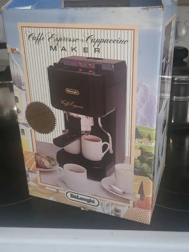 DeLonghi Espresso Cappuccino Maker in Coffee Makers in Mississauga / Peel Region - Image 3